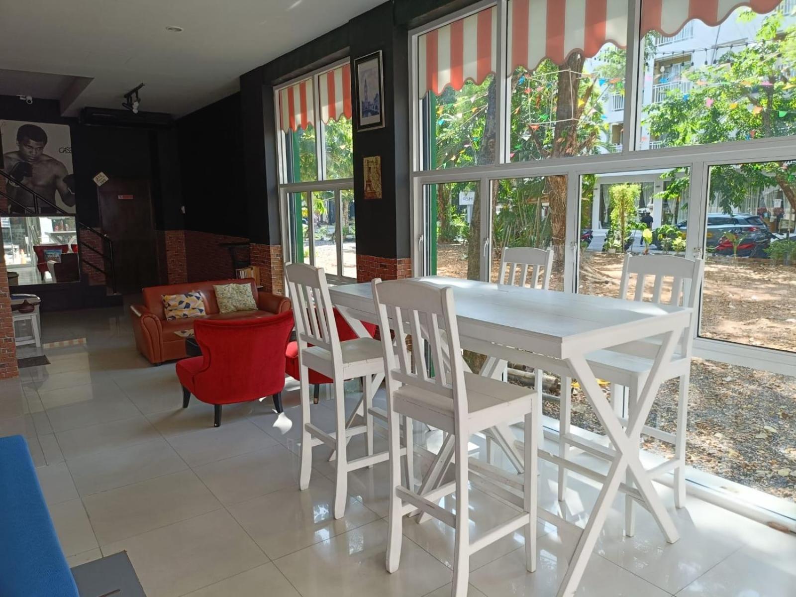 Central Perk Hotel Patong Exterior photo